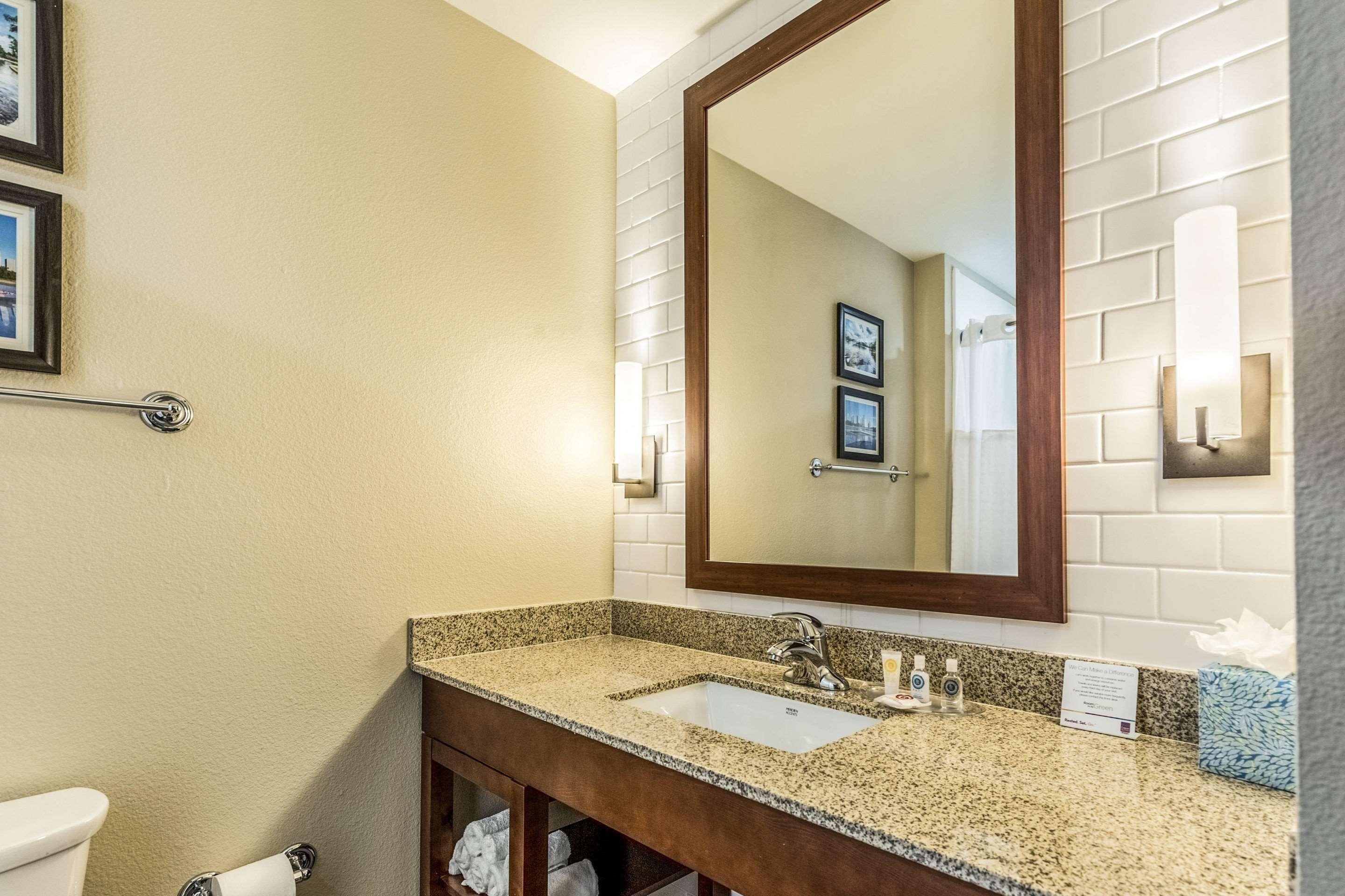 Comfort Suites Чаннелвью Экстерьер фото