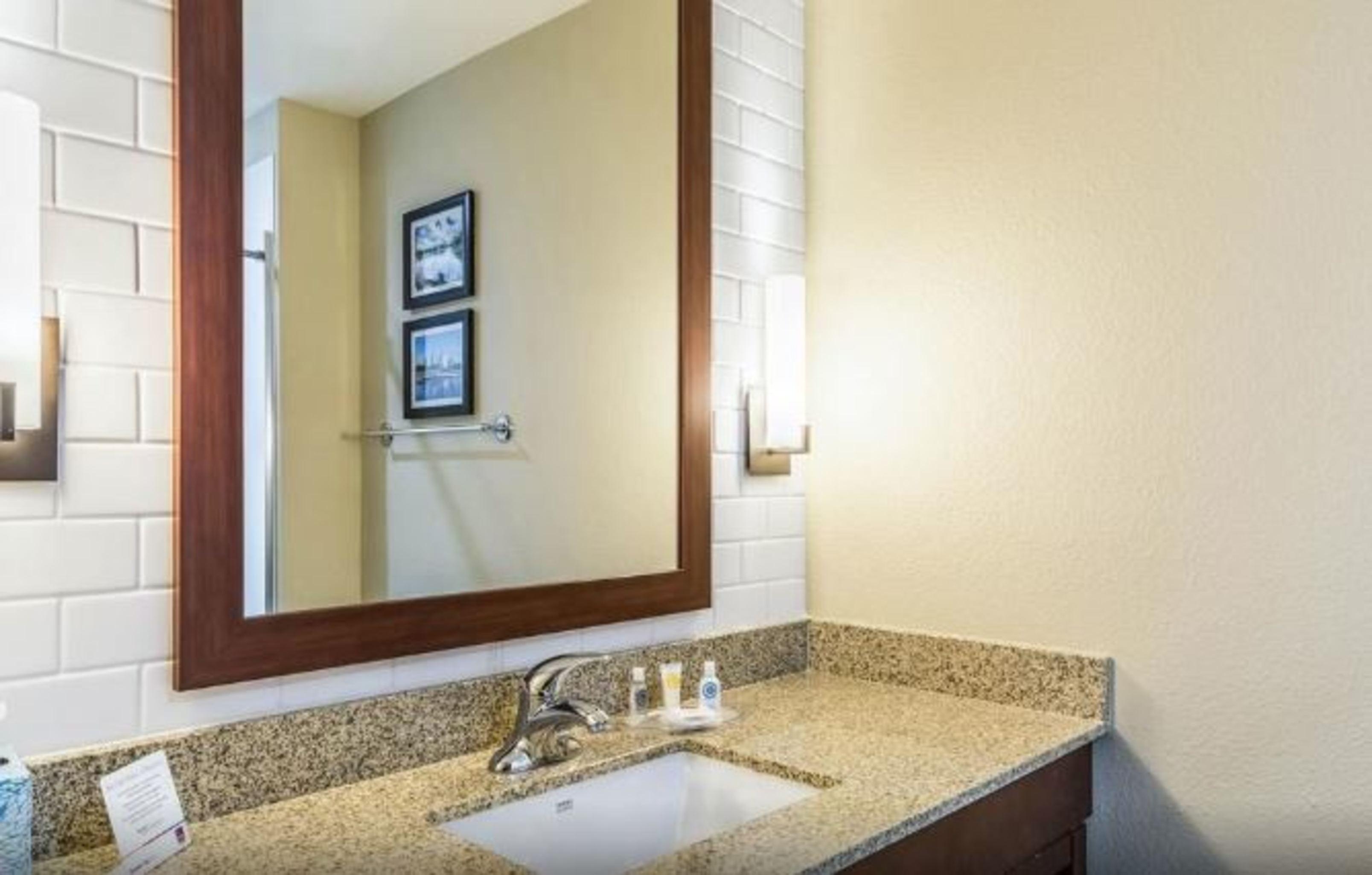 Comfort Suites Чаннелвью Экстерьер фото